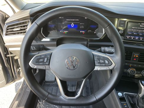 Used 2023 Volkswagen Jetta SE image 42