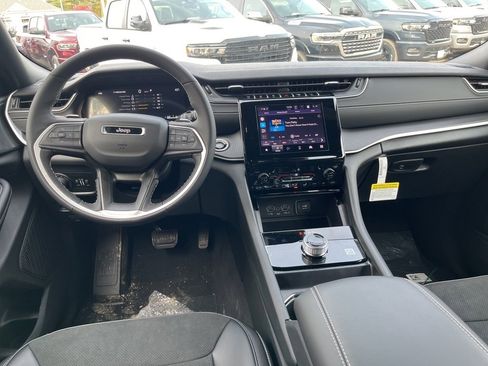 New 2025 Jeep Grand Cherokee Altitude image 17