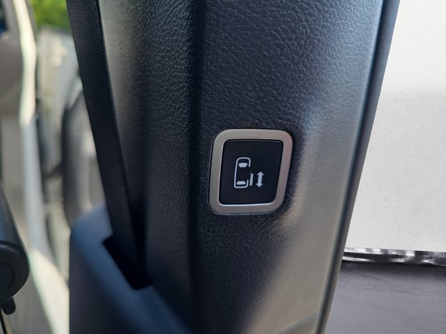 Used 2023 Chrysler Pacifica Touring FWD image 16