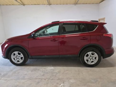 Used 2018 Toyota RAV4 LE FWD image 4