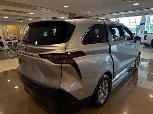 Used 2025 Toyota Sienna XLE image 7