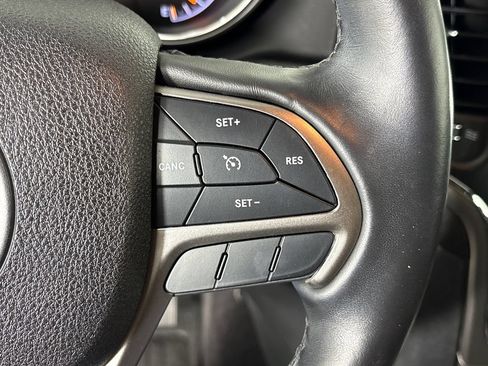 Used 2018 Jeep Grand Cherokee Altitude RWD image 19