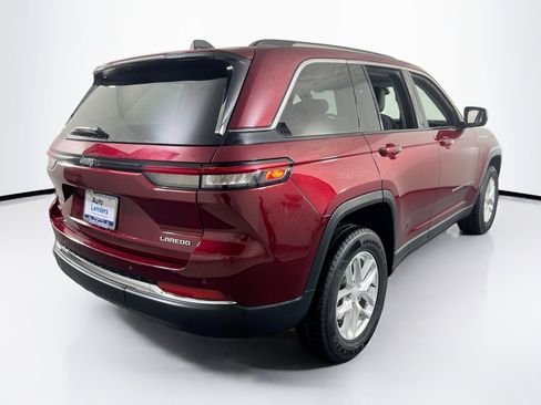 Used 2023 Jeep Grand Cherokee Laredo image 5