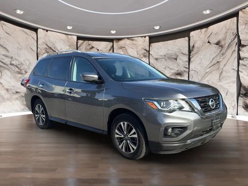 Used 2017 Nissan Pathfinder SV image 3