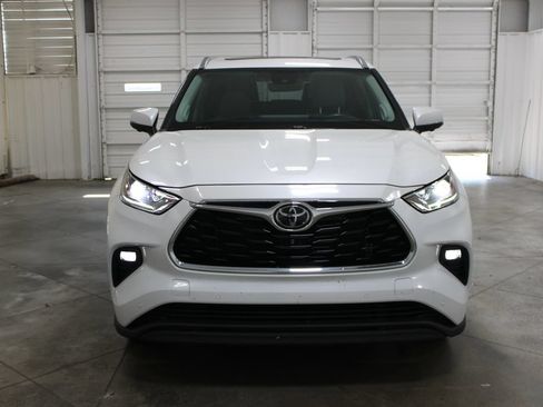 Used 2023 Toyota Highlander Limited FWD image 3