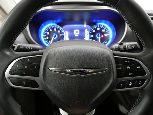 Used 2023 Chrysler Pacifica Touring-L FWD image 18