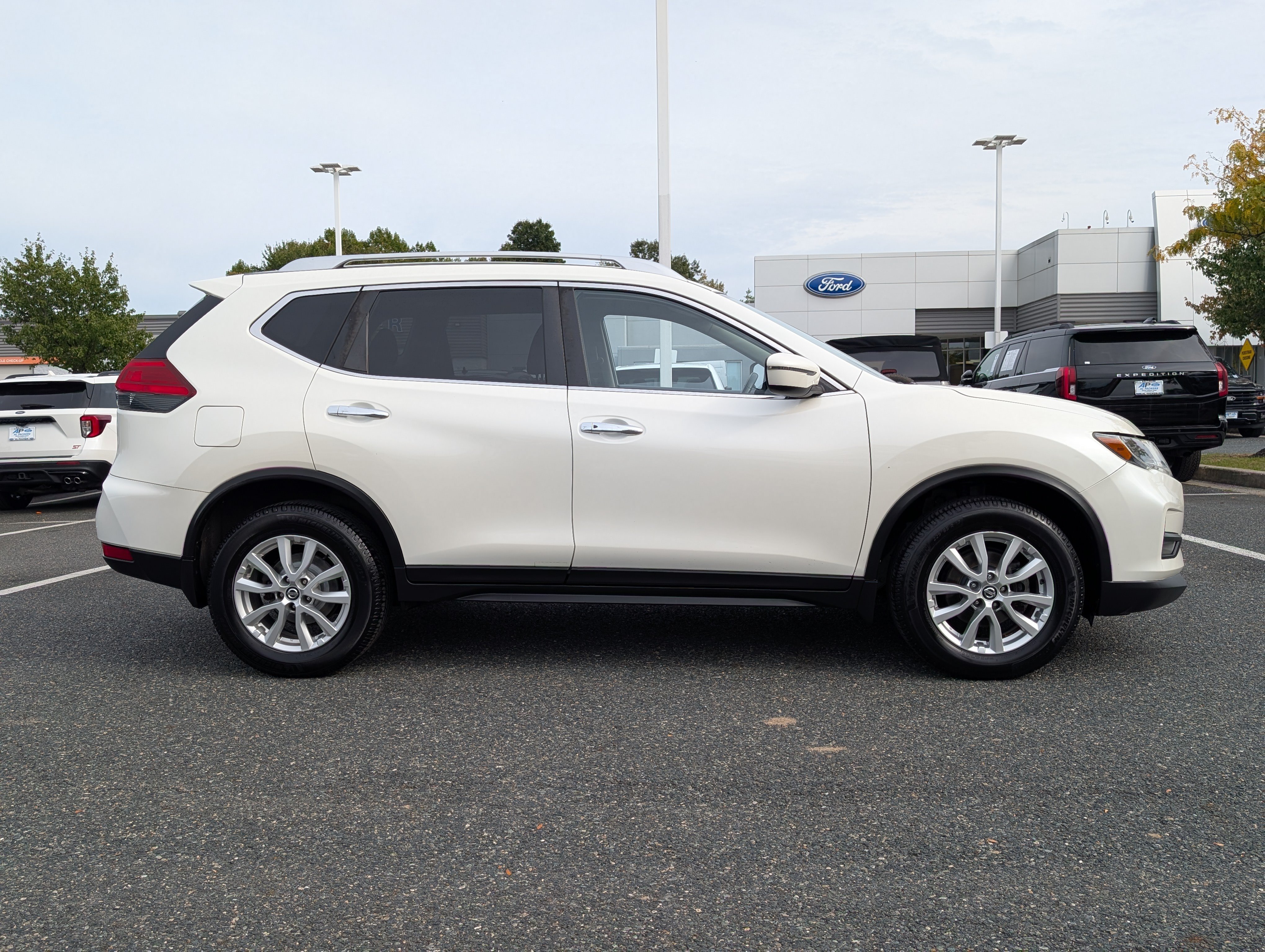 Used 2017 Nissan Rogue SV AWD/4WD image 3