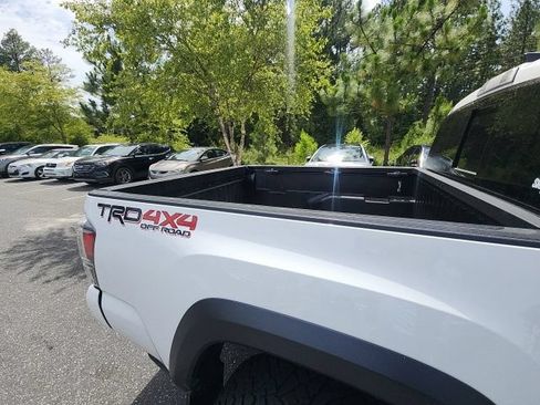 Used 2020 Toyota Tacoma TRD Off-Road w/ TRD Premium Off Road Package AWD/4WD image 24