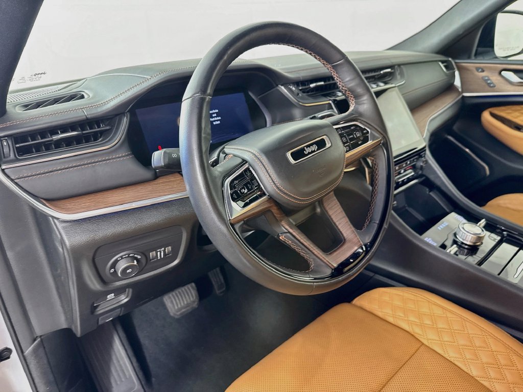 Used 2023 Jeep Grand Cherokee L Summit w/ Luxury Tech Group V AWD/4WD image 10