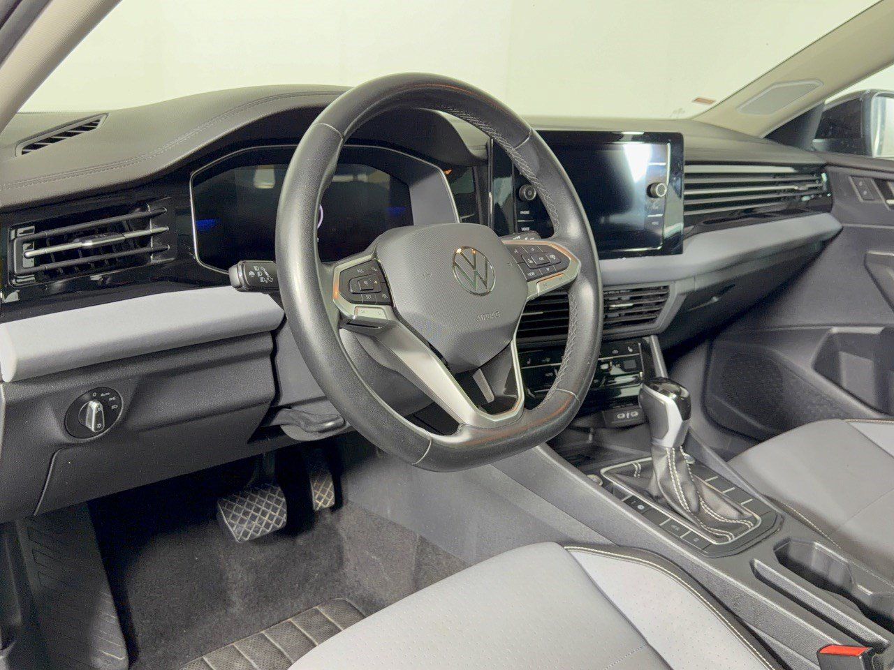Used 2025 Volkswagen Jetta SE FWD image 4