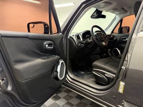Used 2018 Jeep Renegade Latitude FWD image 11