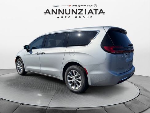 New 2026 Chrysler Pacifica Select image 3