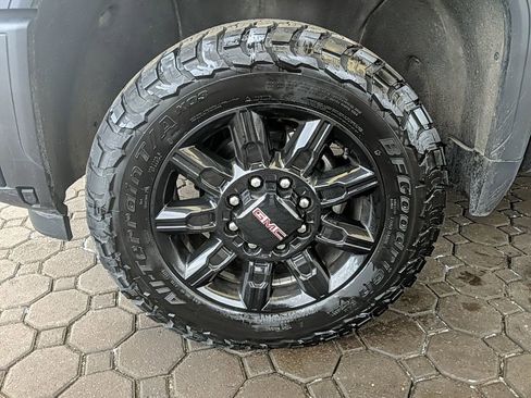 Used 2024 GMC Sierra 2500 AT4 w/ Technology Package image 9