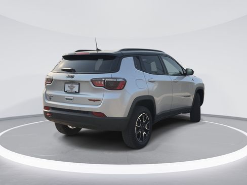Used 2025 Jeep Compass Trailhawk AWD/4WD image 5
