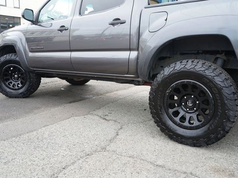 Used 2015 Toyota Tacoma 4x4 Double Cab w/ TRD Off-Road Package image 6