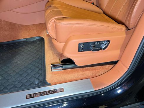 Used 2022 Bentley Bentayga AWD/4WD image 29