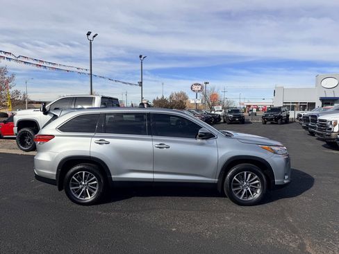 Used 2019 Toyota Highlander XLE image 3