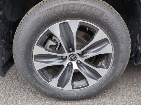 Used 2025 Toyota Highlander XLE image 9