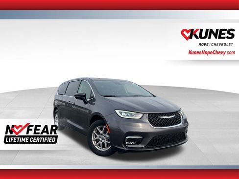 Used 2023 Chrysler Pacifica Touring-L image 1