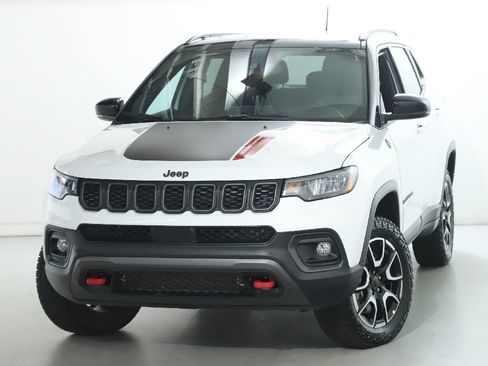 Used 2025 Jeep Compass Trailhawk AWD/4WD image 3