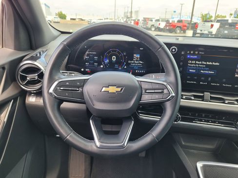 Used 2025 Chevrolet Equinox LT image 16