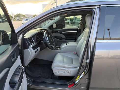 Used 2016 Toyota Highlander XLE FWD image 3