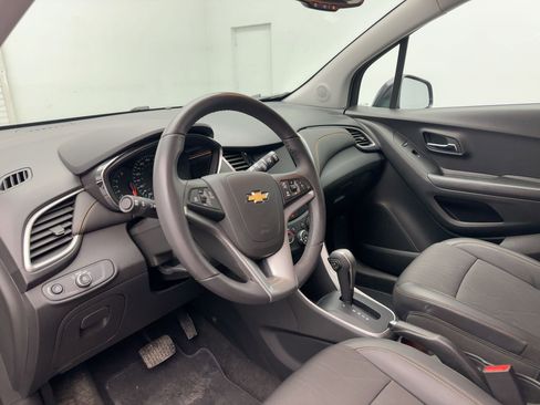 Used 2022 Chevrolet Trax LT w/ LT Convenience Package image 4