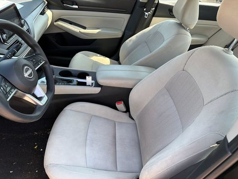 Used 2025 Nissan Altima 2.5 SV FWD image 9