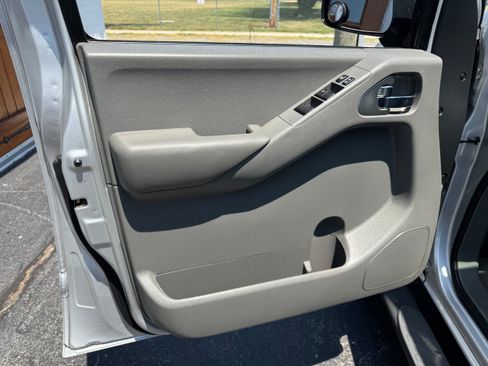 Used 2013 Nissan Frontier SV w/ SV Value Truck Pkg RWD image 6