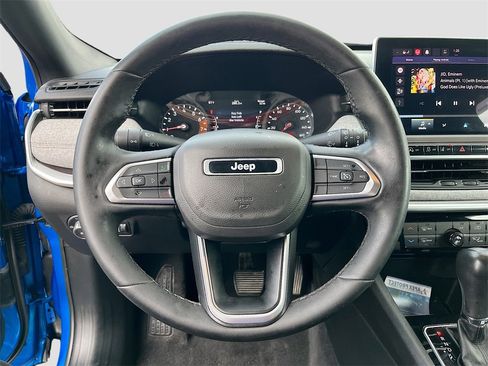 Used 2023 Jeep Compass Latitude image 11