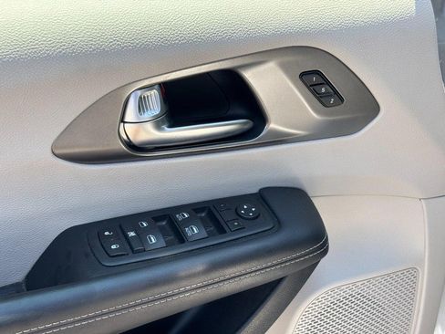 Used 2024 Chrysler Pacifica Touring-L FWD image 19