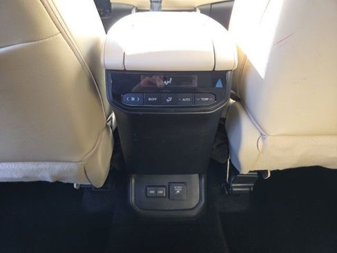 Used 2023 Toyota Highlander Limited image 24