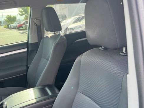 Used 2019 Toyota Highlander LE w/ Carpet Mat Package (TMS) image 9