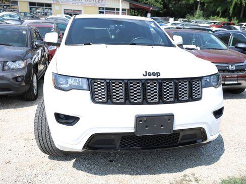 Used 2019 Jeep Grand Cherokee Altitude AWD/4WD image 3