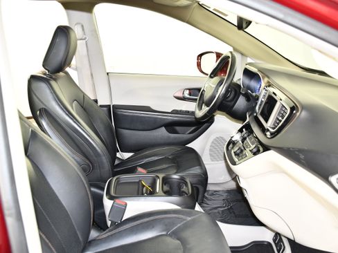 Used 2019 Chrysler Pacifica Touring-L FWD image 31