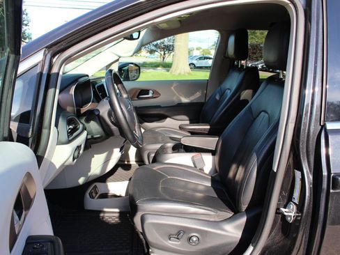 Used 2018 Chrysler Pacifica Touring-L w/ Advanced Safetytec Group FWD image 13