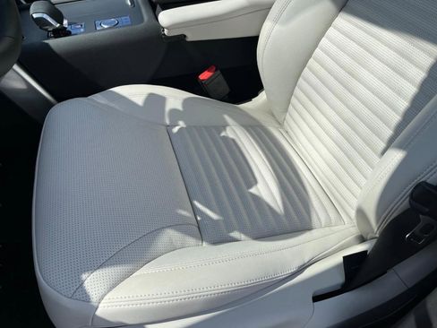 Used 2025 Land Rover Discovery S image 40