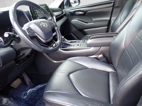 Used 2021 Toyota Highlander XLE AWD/4WD image 13