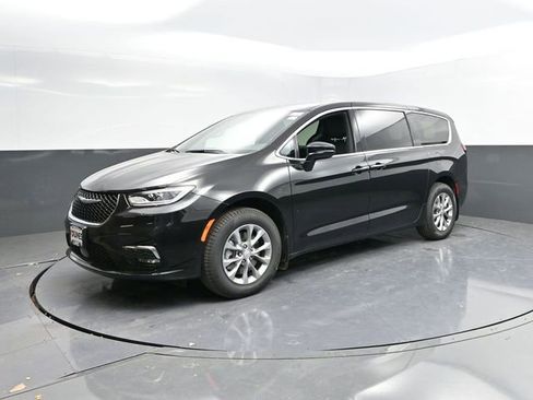 New 2026 Chrysler Pacifica Select AWD/4WD image 3