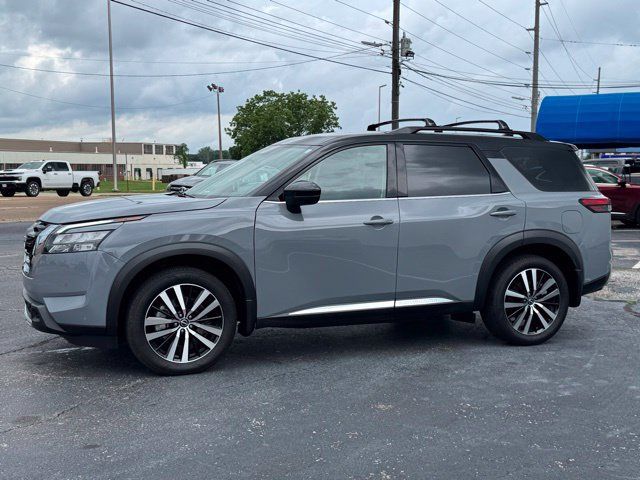 Used 2025 Nissan Pathfinder Platinum FWD image 3