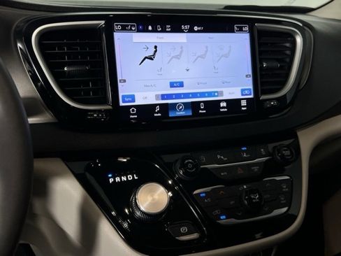 Used 2024 Chrysler Pacifica Touring-L image 17