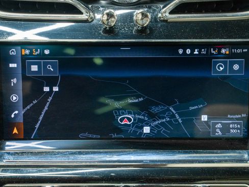 Used 2024 Bentley Bentayga Extended Wheelbase image 16