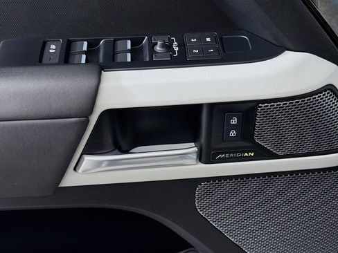 Used 2024 Land Rover Defender 110 S image 19