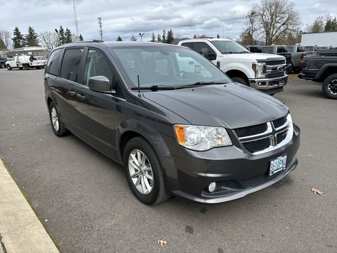 Used 2019 Dodge Grand Caravan SXT image 4