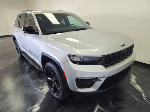 Used 2024 Jeep Grand Cherokee Limited w/ Luxury Tech Group II AWD/4WD image 22
