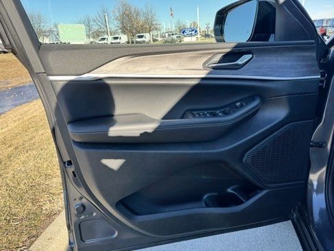 New 2026 Jeep Grand Cherokee Altitude image 8