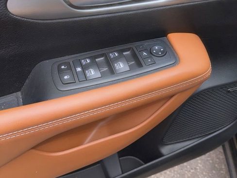 Used 2024 Chrysler Pacifica Pinnacle FWD image 9