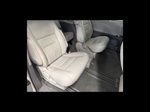 Used 2015 Toyota Sienna XLE FWD image 19