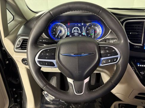 Used 2023 Chrysler Pacifica Touring-L FWD image 19