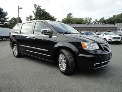 Used 2016 Chrysler Town & Country Touring-L w/ Driver Convenience Group FWD image 3